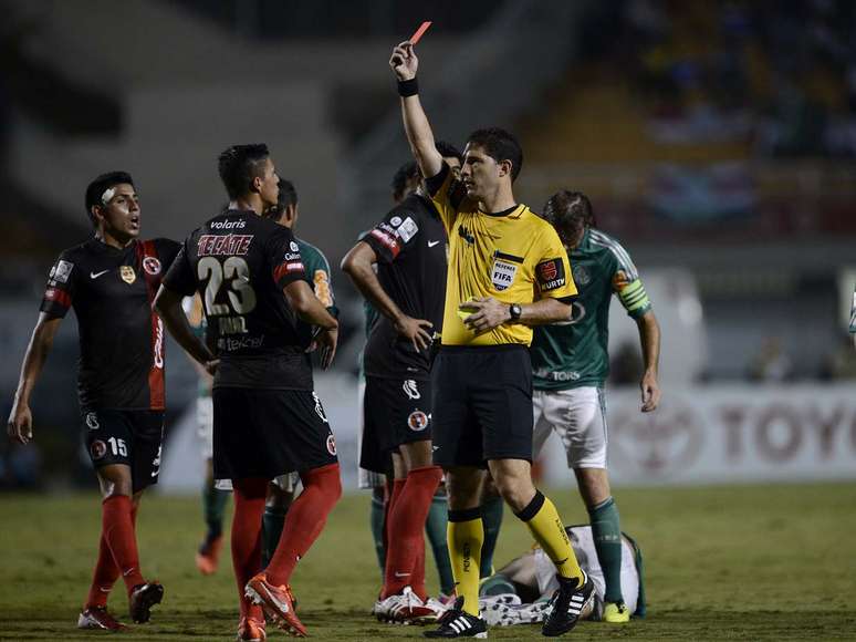 <p>Aguilar foi expulso no segundo tempo e deixou o Palmeiras com um jogador a mais; &aacute;rbitro foi bastante criticado</p>