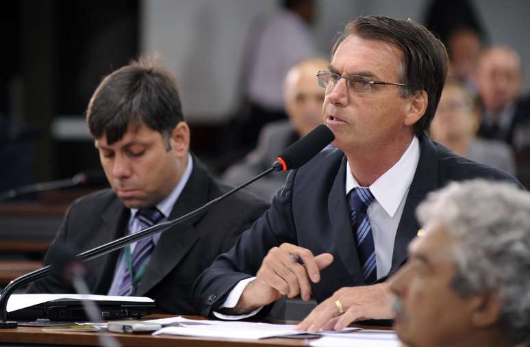 O deputado Jair Bolsonaro criticou o CNJ por aprovar uma decisão que autoriza o casamento gay