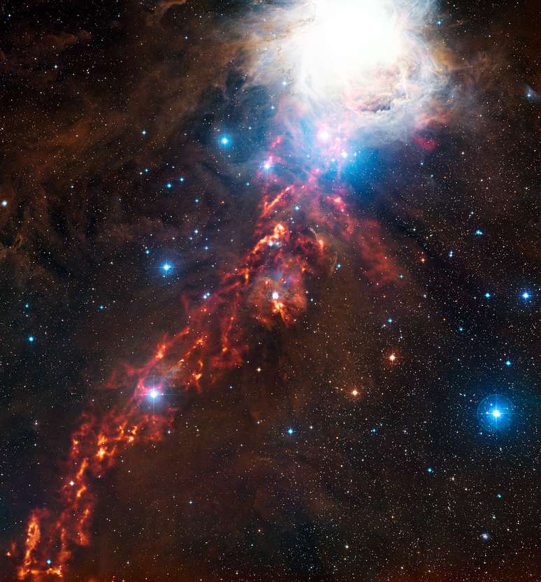 A imagem mostra apenas uma parte do complexo maior conhecido como Nuvem Molecular de Órion, na constelação de Órion