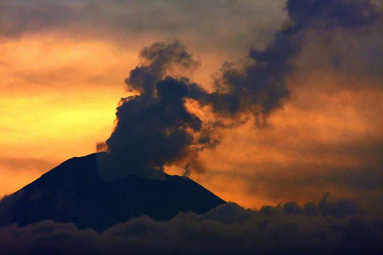 As autoridades mantêm o nível de alerta do vulcão em amarelo fase três, uma fase anterior a desocupação dos povoados próximos