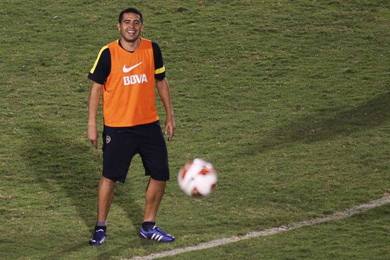 Riquelme sorri durante treinamento para confronto com o Corinthians