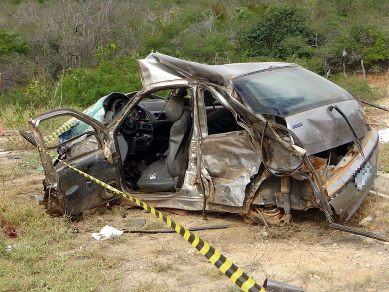 <p>Palio ficou destruído após colidir com outro veículo nesta quarta-feira, em rodovia na Bahia</p>