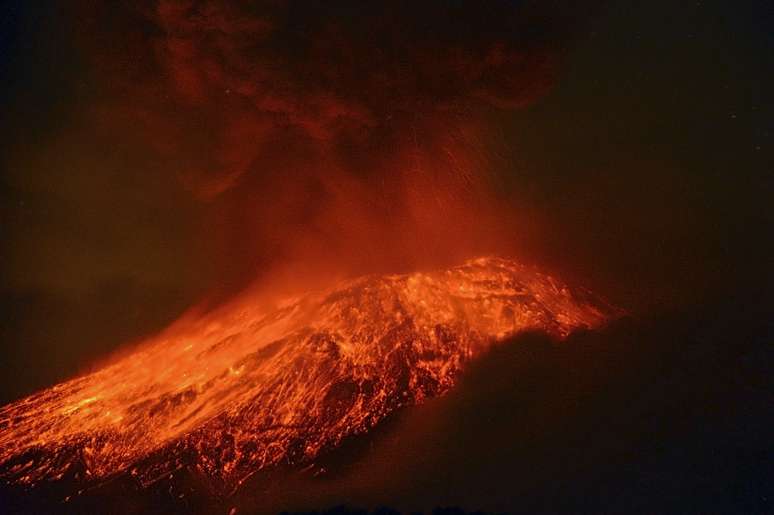 <p><strong>15 de maio -&nbsp;</strong>O vulc&atilde;o Popocatepetl expele lava e fuma&ccedil;a durante a madrugada desta quarta-feira. O vulc&atilde;o voltou a entrar em erup&ccedil;&atilde;o no fim da noite de ter&ccedil;a-feira</p>