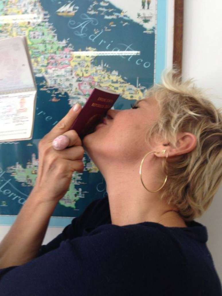 <p>Xuxa postou uma foto com o novo passaporte; agora a apresentadora tamb&eacute;m tem cidadania italiana</p>