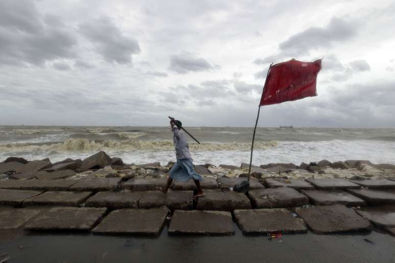 Voluntário caminha na costa da Baía de Bengala durante ação para evacurar moradores em Chittagong