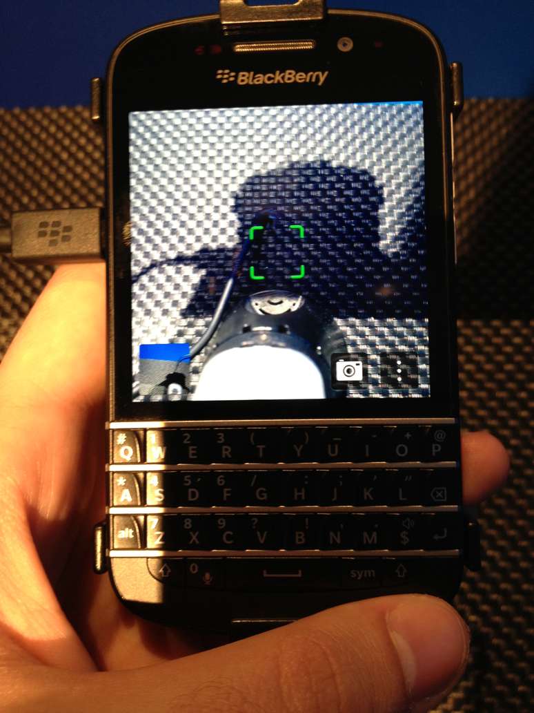 A câmera do BlackBerry Q10 tem 8 megapixels e permite fazer foco em qualquer parte da tela