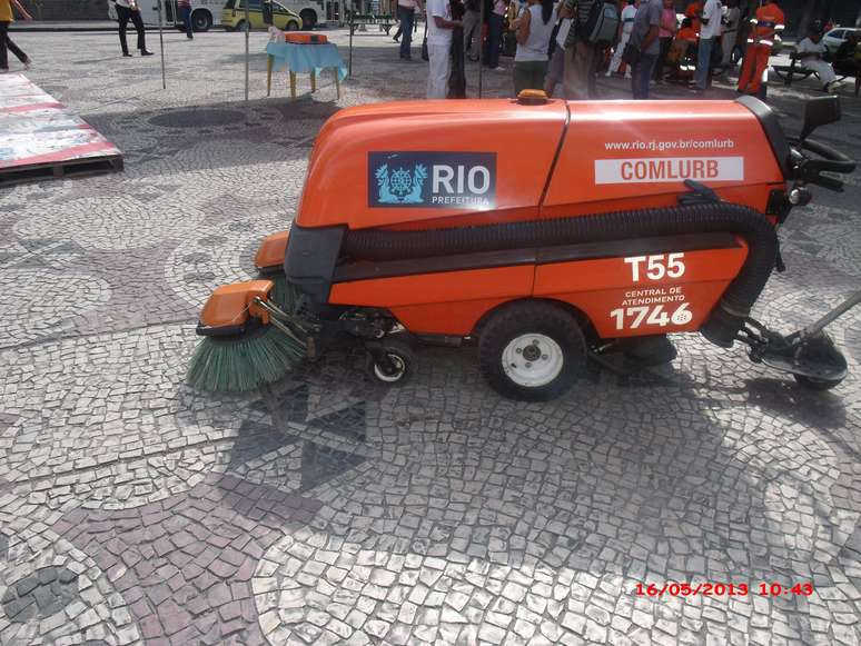 Os equipamentos de trabalho utilizados pelos garis foram expostos no local