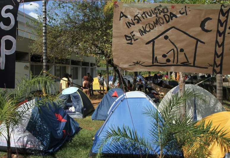 <p>Alunos em greve acamparam no campus da Unesp; cartaz pendurado no local faz refer&ecirc;ncia &agrave; expuls&atilde;o de universit&aacute;rios ap&oacute;s pr&aacute;tica de orgia</p>