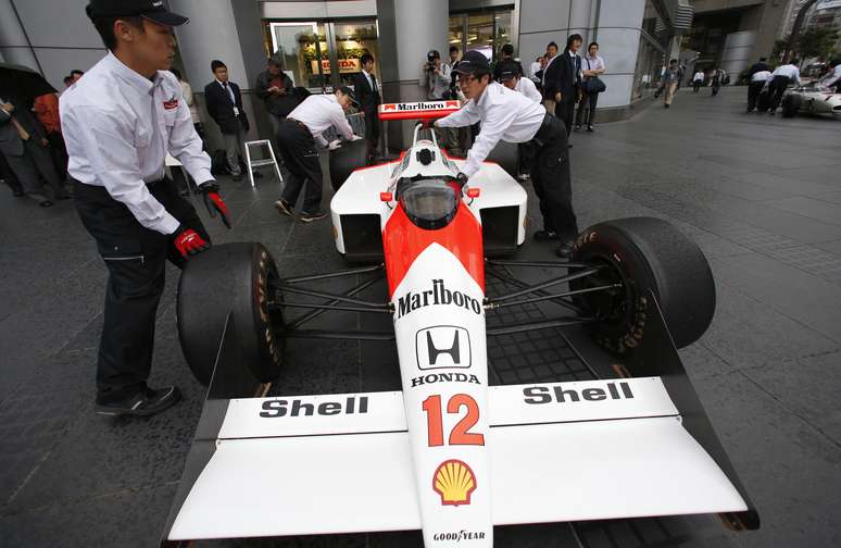 Modelo McLaren Honda MP 4/4, de 1988, é exibido em evento nesta quinta na sede da montadora japonesa