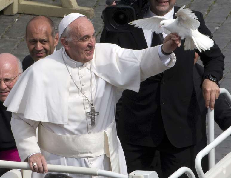 <p>O Papa solta uma pomba na audi&ecirc;ncia semanal na Pra&ccedil;a S&atilde;o Pedro</p>