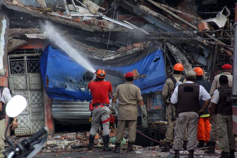 <p>Um prédio desabou no início da tarde desta quinta-feira, no bairro de Periperi, em Salvador</p>