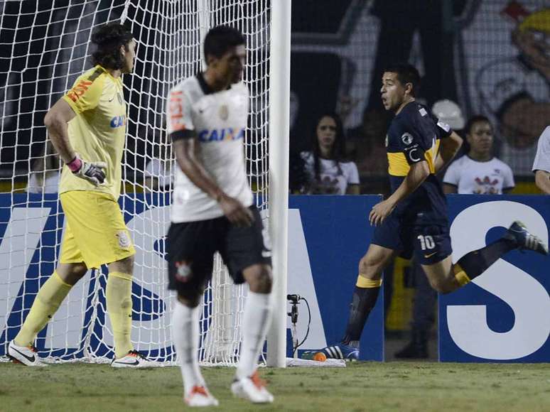 Riquelme faz festa ap&oacute;s marcar gol que eliminou Corinthians da Libertadores