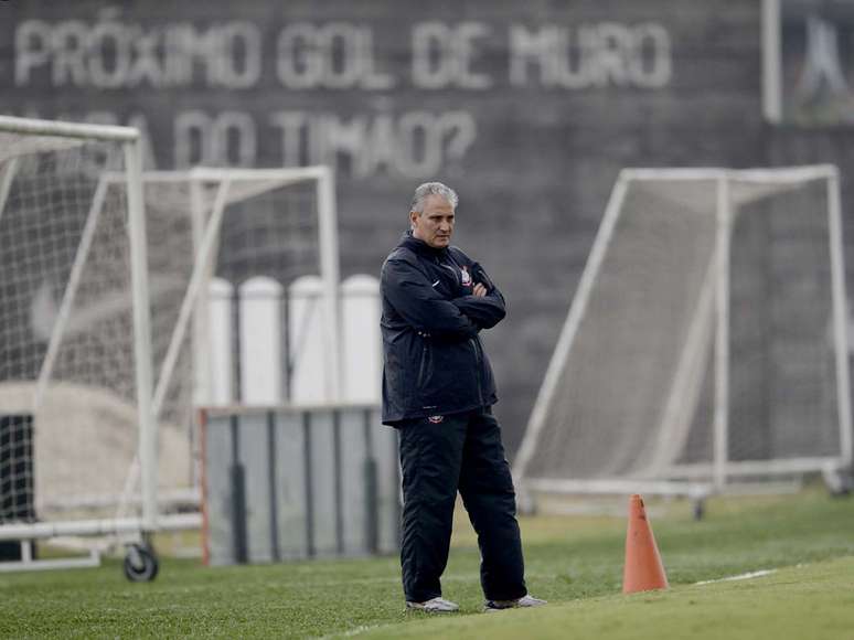 <p>Barulho dos fogos de artifício onde está hospedada a equipe do técnico Tite começou por volta de 1h30 e teve o seu pico às 3h30</p>