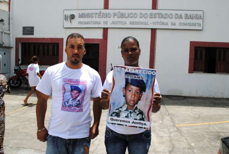 <p>Familiares de Maicon Batista Braga, 9 anos, protestam em frente ao Ministério Público por justiça no caso do desaparecimento do menino</p>