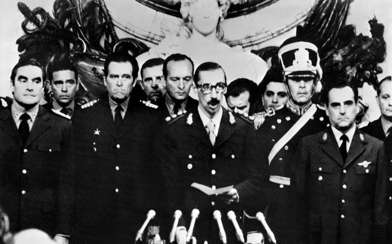 Imagem do dia 29 de março de 1976 mostra o general Jorge Videla (centro) prestando juramento como presidente da Argentina, após o golpe militar