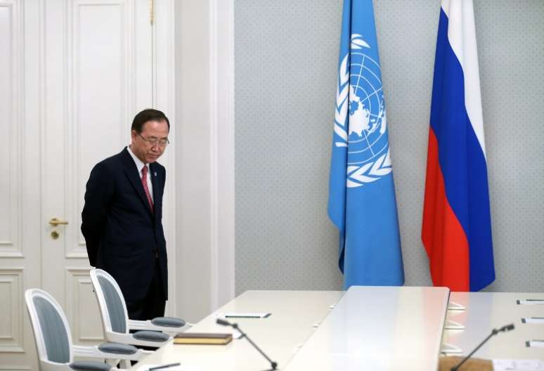 Ban Ki-moon chega para participar da entrevista coletiva junto de Putin, em Sochi