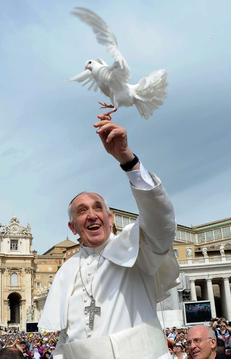 <p>Imagem do 'L'Osservatore Romano' mostra o papa Francisco libertando uma pomba na Praça São Pedro, no Vaticano</p>