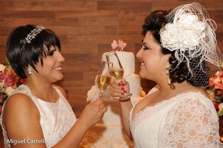 <p>A profissional de TI Fabiane Santos de Souza, de 38 anos, e a publicitária Marianna Rosário Maia, de 32, se casaram em 1º de setembro de 2012, em uma cerimônia tradicional e cheia de detalhes</p>