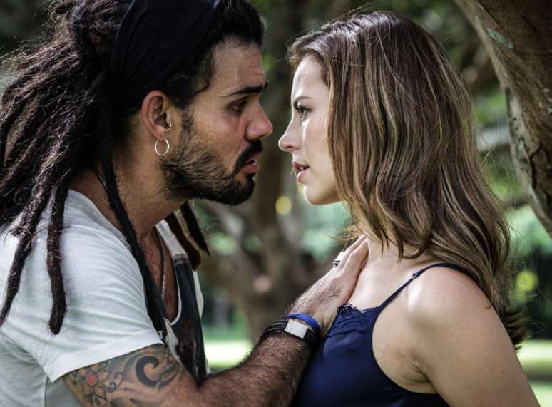 <p>Paolla Oliveira e Juliano Cazarré em cena de 'Amor à Vida'</p>