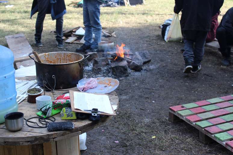 Cozinha improvisada do acampamento