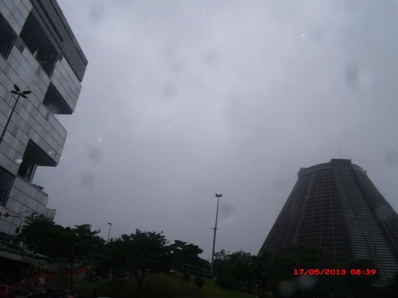 Rio de Janeiro amanheceu com chuva nesta sexta-feira