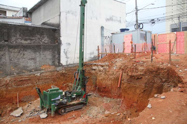 Segundo Defesa Civil, acidente ocorreu no momento em que operários faziam perfuração