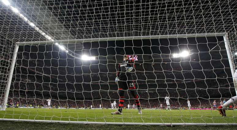 <p>Diego López observa o gol depois da cabeçada de Miranda</p>