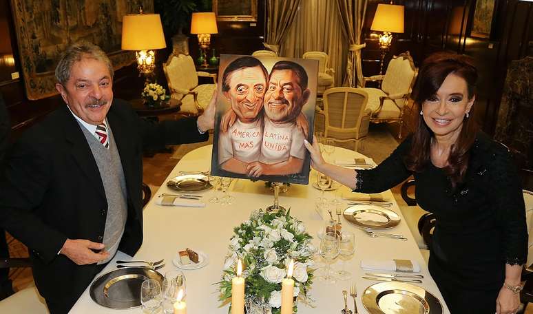 Em jantar, presidente argentina presenteou Lula com uma caricatura em que ele aparece abraçado a seu marido, Néstor Kirchner, morto em 2010
