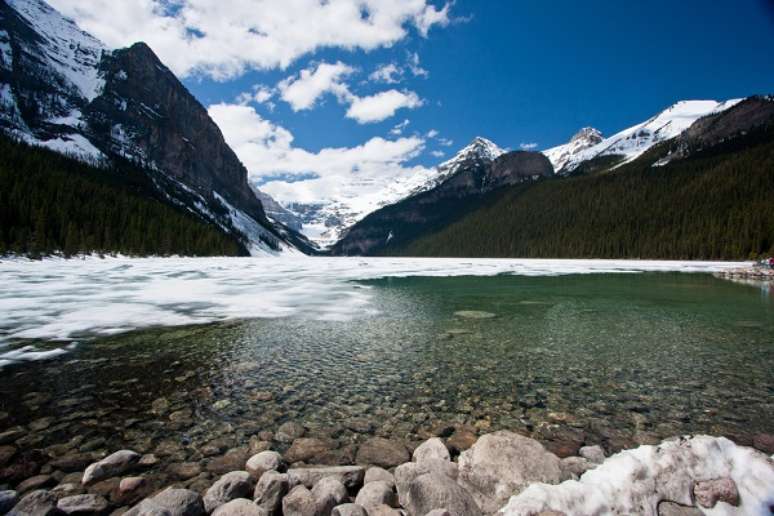 O lago Louise é bastante requisitado, assim como a estação de esqui de Whistler, a maior da América do Norte