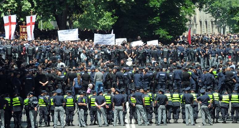 Milhares de georgianos se reuniram no centro da cidade para impedir a realização da parada gay 