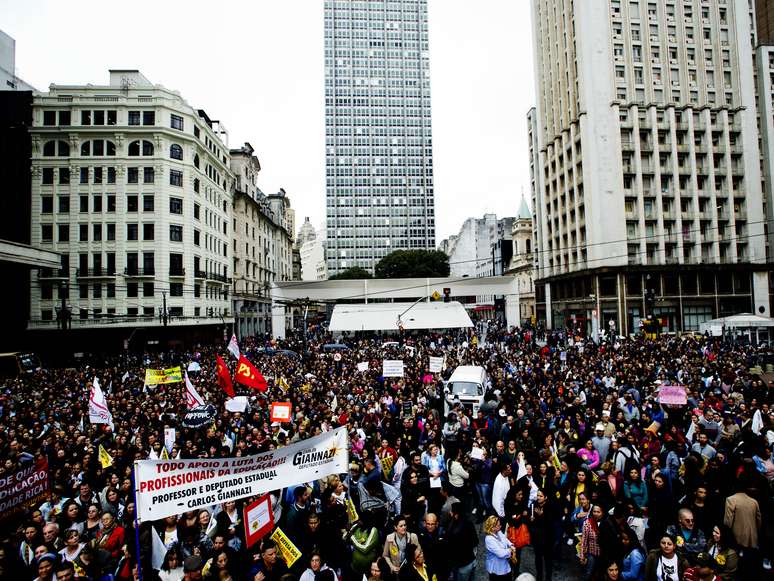 Professores da rede municipal em greve fazem assembleia em frente à prefeitura de São Paulo