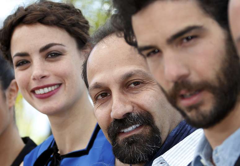 <p>Os atores Bérénice Bejo (esq.) e Tahar Rahim (dir.) estiveram na photocall do filme 'Le Passé', em Cannes, ao lado do diretor, Asghar Farhadi (centro). O evento foi realizado na manhã desta sexta-feira (17)</p>