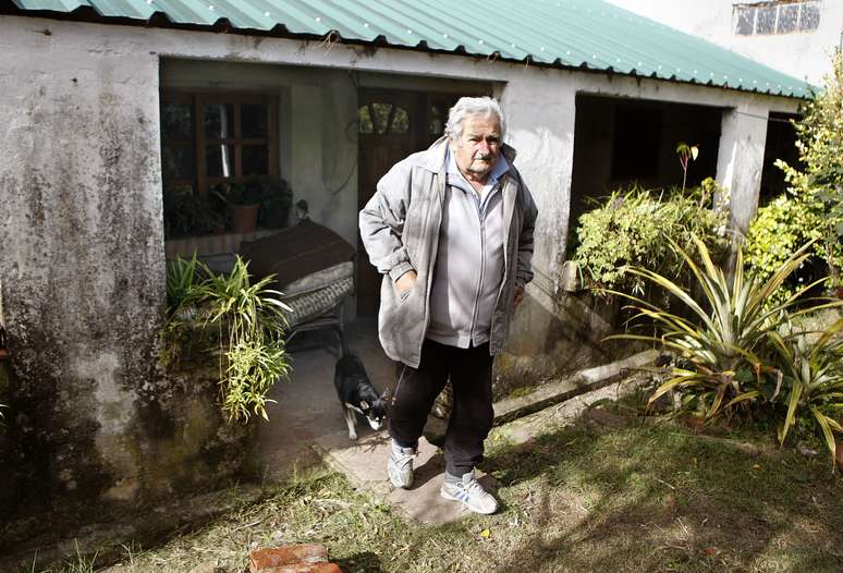<p>Presidente do Uruguai, José Mujica, na chácara onde mora, perto de Montevidéu, ao lado da famosa cadela de três patas chamada Manuela</p>