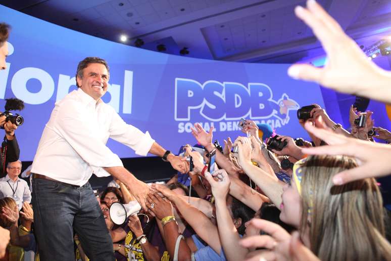 <p>O senador Aécio Neves cumprimenta apoiadores na convenção nacional do PSDB</p>