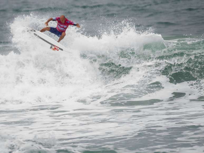 <p>Kelly Slater mostrou que estava com saudade de pegar ondas depois que a etapa brasileira do Mundial de surfe ficou parada por uma semana</p>