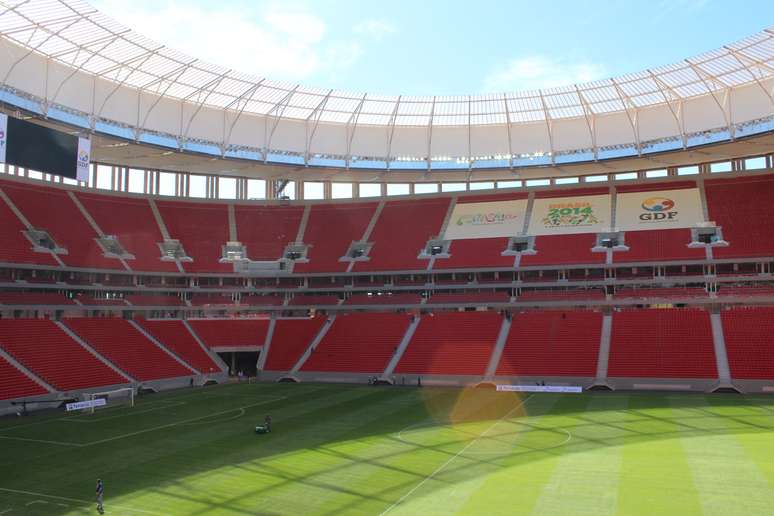 Banner colocado na arquibancada é colocado nas arquibancadas do estádio em Brasília