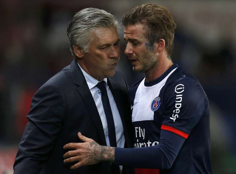 <p>Carlo Ancelotti ao lado de David Beckham, no PSG</p>