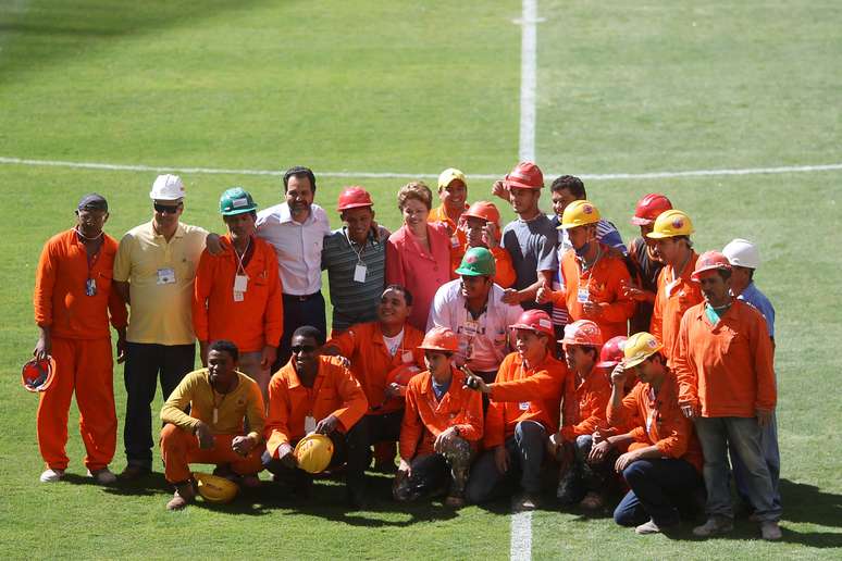 Presidente posa com operários que trabalharam nas obras para a construção do estádio em Brasília