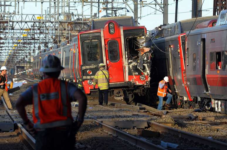 Os trens descarrilaram após o impacto, sendo que até o momento as causas do acidentes ainda não foram informadas