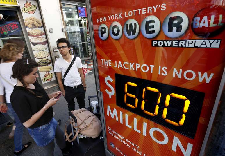 Americanos compram bilhetes da loteria Powerball em Nova York