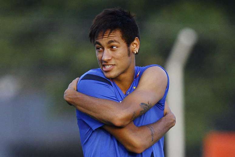 Neymar se contorce durante treino em semana quente nas negociações por seu futuro
