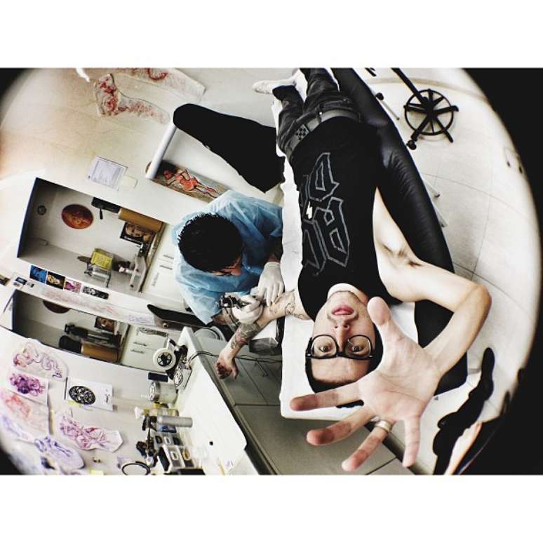 P&ecirc; Lanza e namorada fizeram tatuagens iguais para comemorar namoro