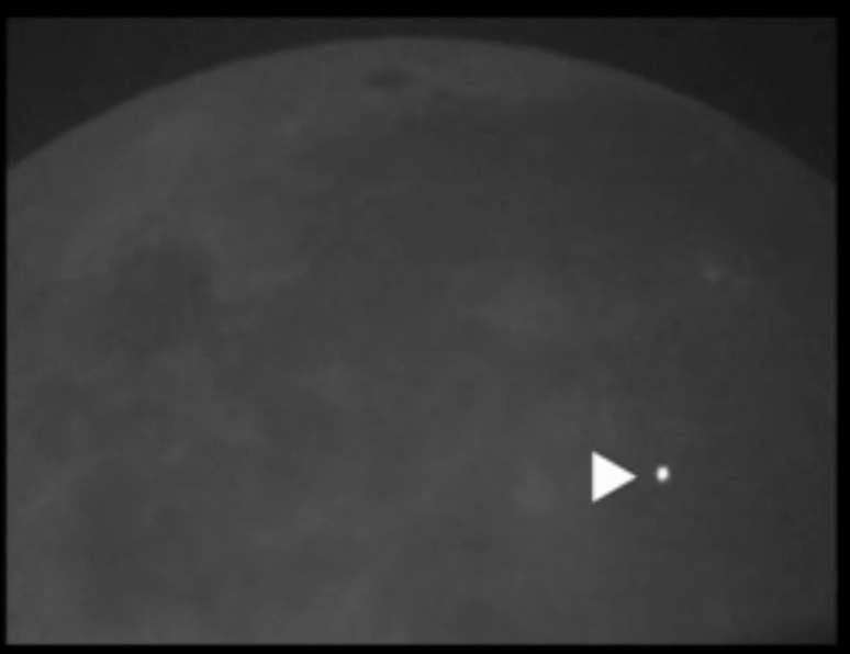 <p>Nasa capturou o exato instante em que rocha colidiu com a superfície lunar, causando um flash de luz visível a olho nu</p>