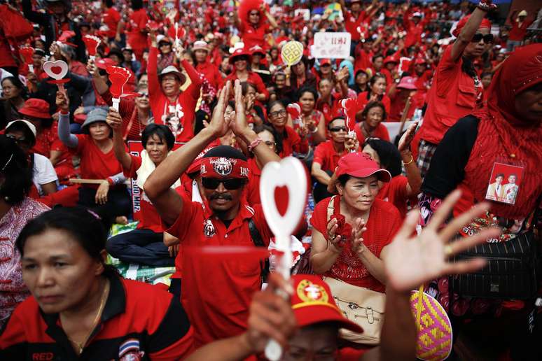 Camisas vermelhas aplaudem durante discurso nas celebrações do terceiro aniversário da revolta popular, em Bangcoc