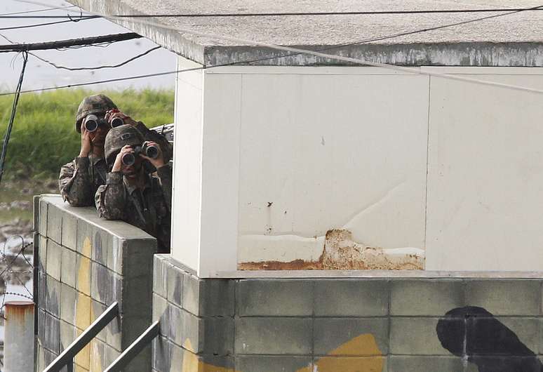 Soldados sul-coreanos observam o país ao norte, em Paju, perto da fronteira