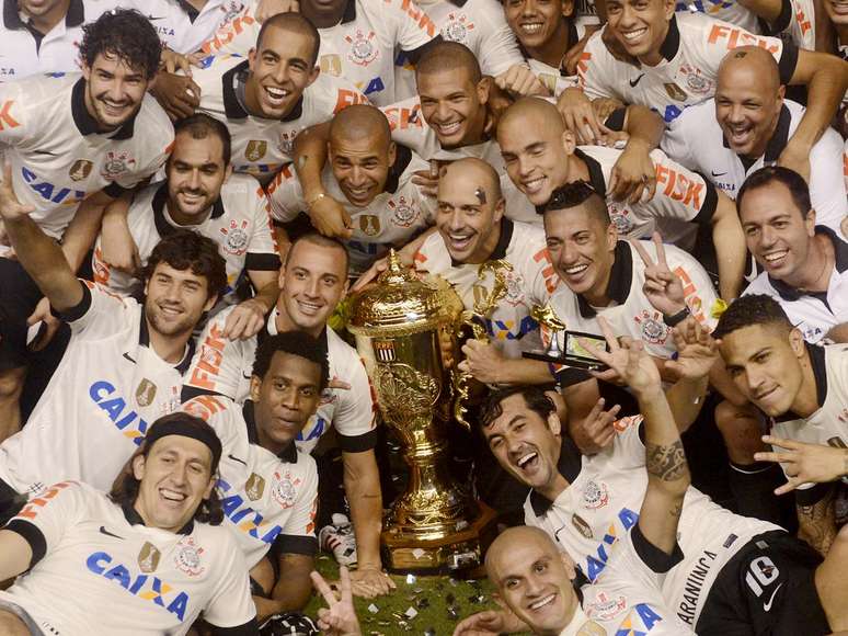 <p>Em jogo na Vila Belmiro, Corinthians empata por 1 a 1 com o Santos e conquista o título do Campeonato Paulista de 2013</p>