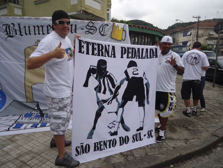 Torcedores santistas provocam Corinthians lembrando das pedaladas de Robinho no Campeonato Brasileiro de 2002