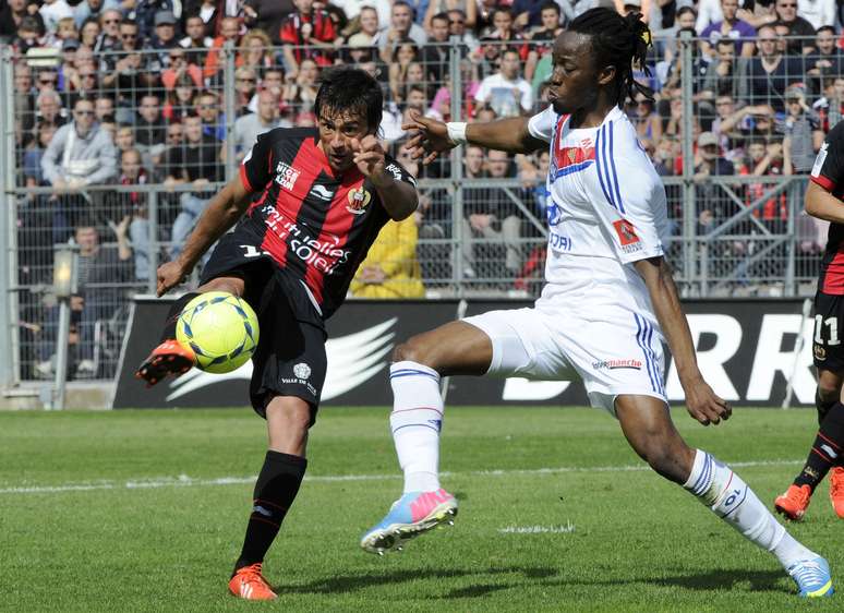 <p>Cvitanich (à esquerda) marcou para o Nice e deixou o Lyon em situação delicada</p>