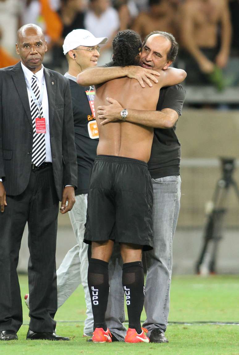 <p>Ronaldinho e Kalil se abraçam após título</p>