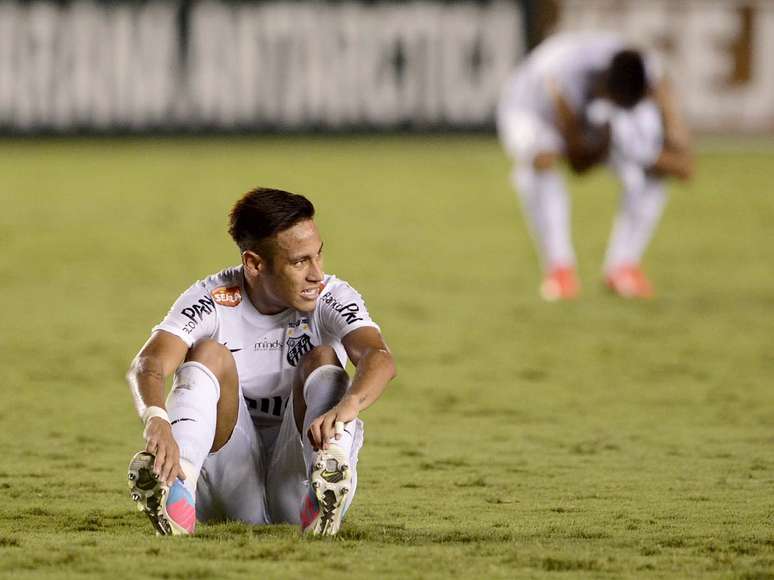 <p>Neymar sucumbiu diante do Corinthians em sua última final pelo Santos, disputada em maio; rival tirou três títulos do camisa 11</p>